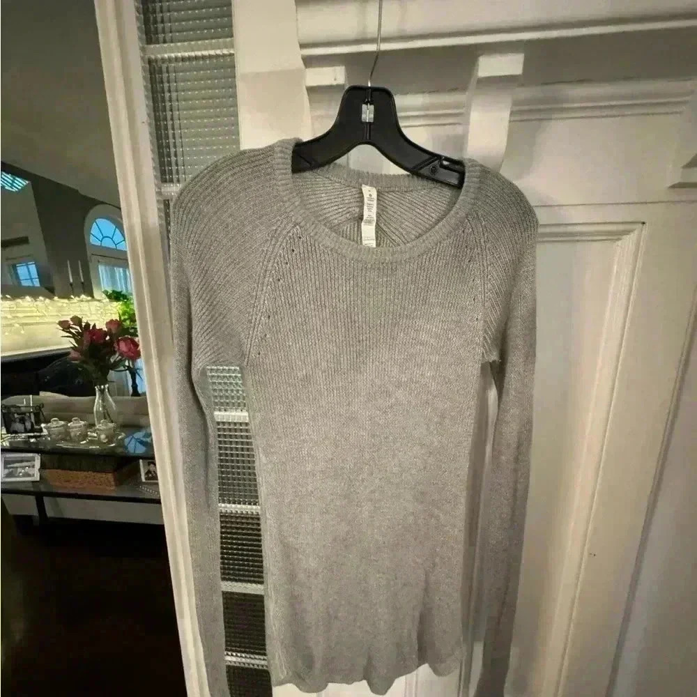 Lululemon women gray knit sweater thumb holes curved hem size 6 perfect!